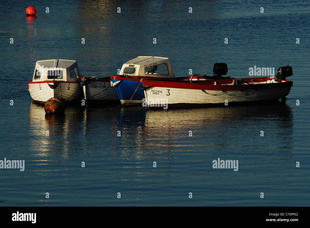 Deux bateaux dans le port de Mevagissey Cornwall UK Banque D'Images