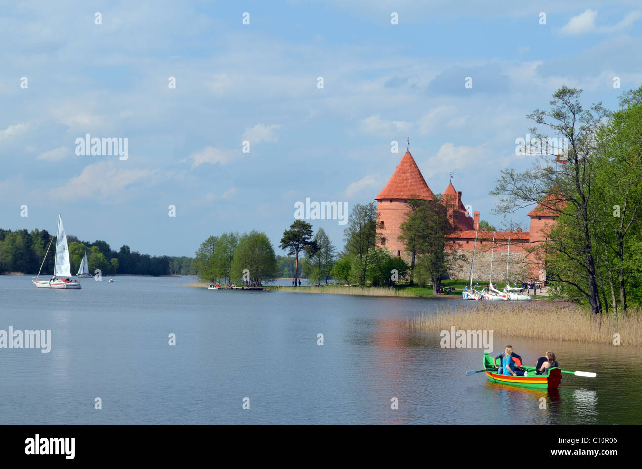 Les gens qui voyagent en bateau sur le lac Galve et Château de Trakai. XIV - XV siècle architecture. Lieu touristique le plus visité en Lituanie Banque D'Images