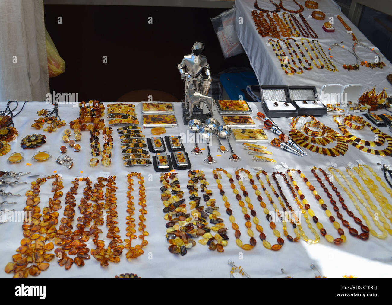 Colliers Boucles d'oreilles et autres bijoux faits main. Ambre pierre nationale lituanienne vendus au centre-ville. Banque D'Images
