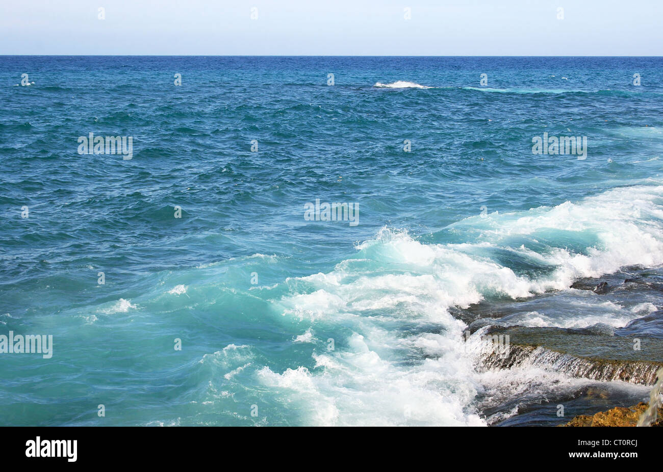 Scène paisible de la mer Méditerranée. Banque D'Images