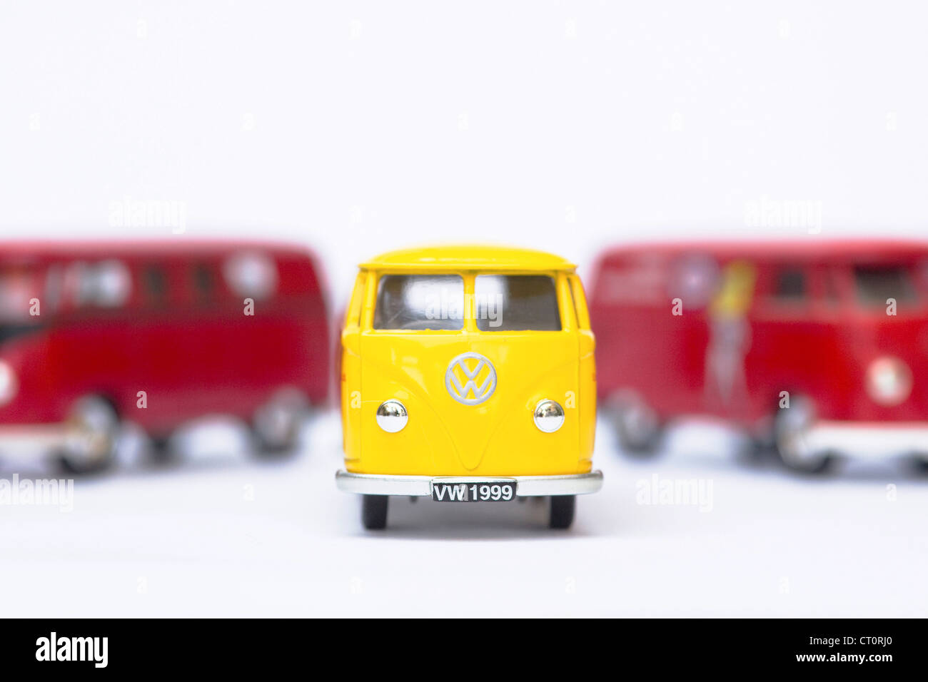 Collection pour enfants modèle de jouet Volkswagen cinq partage de l'écran de bord fire van sur fond blanc Banque D'Images