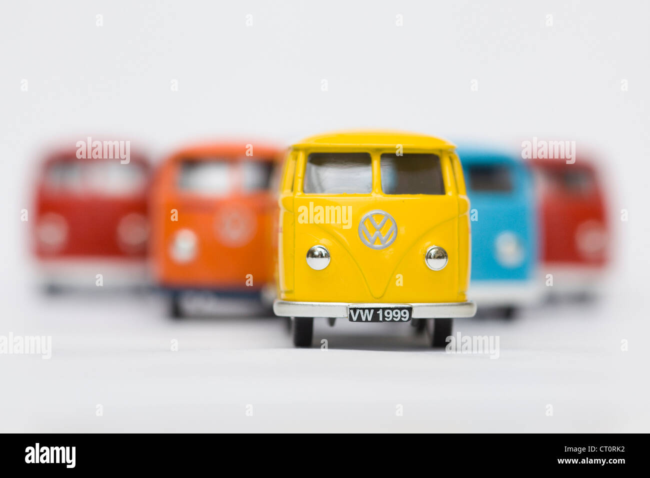 Collection pour enfants modèle de jouet Volkswagen cinq partage de l'écran de bord fire van sur fond blanc Banque D'Images
