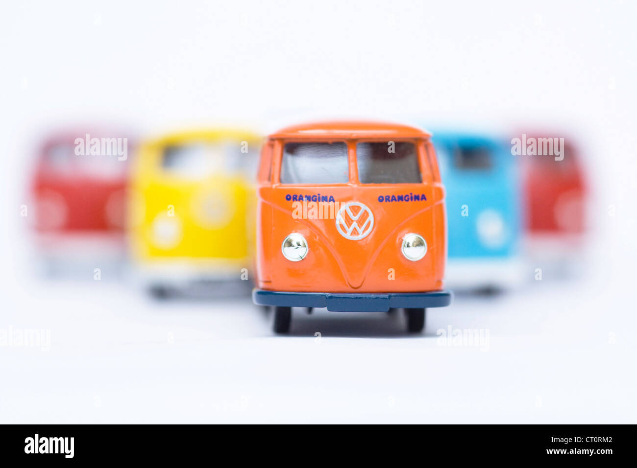 Collection pour enfants modèle de jouet Volkswagen cinq partage de l'écran de bord fire van sur fond blanc Banque D'Images