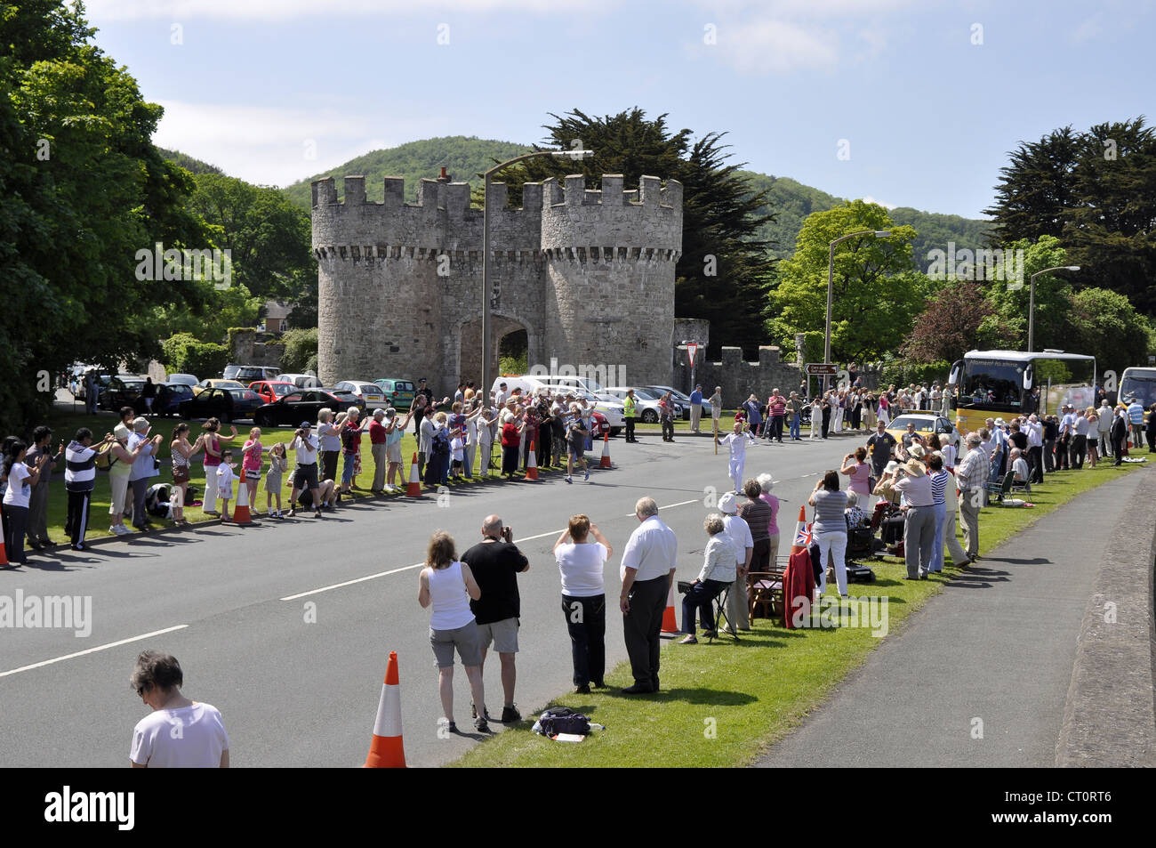 Relais de la flamme olympique l'exécution procession dans le Nord du Pays de Galles Abergele Banque D'Images