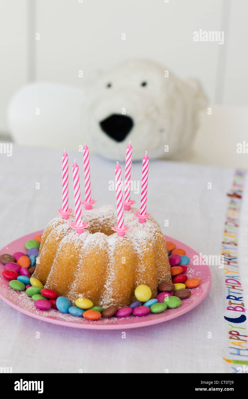 Les bougies dans le gâteau d'anniversaire décoré Banque D'Images