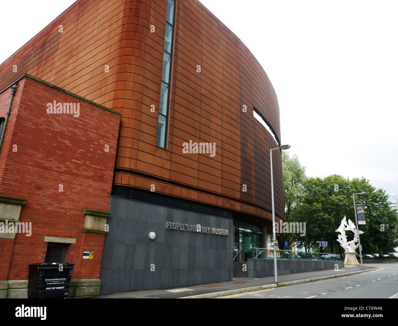 People's History Museum avec la colombe de la paix la sculpture à Manchester UK Banque D'Images