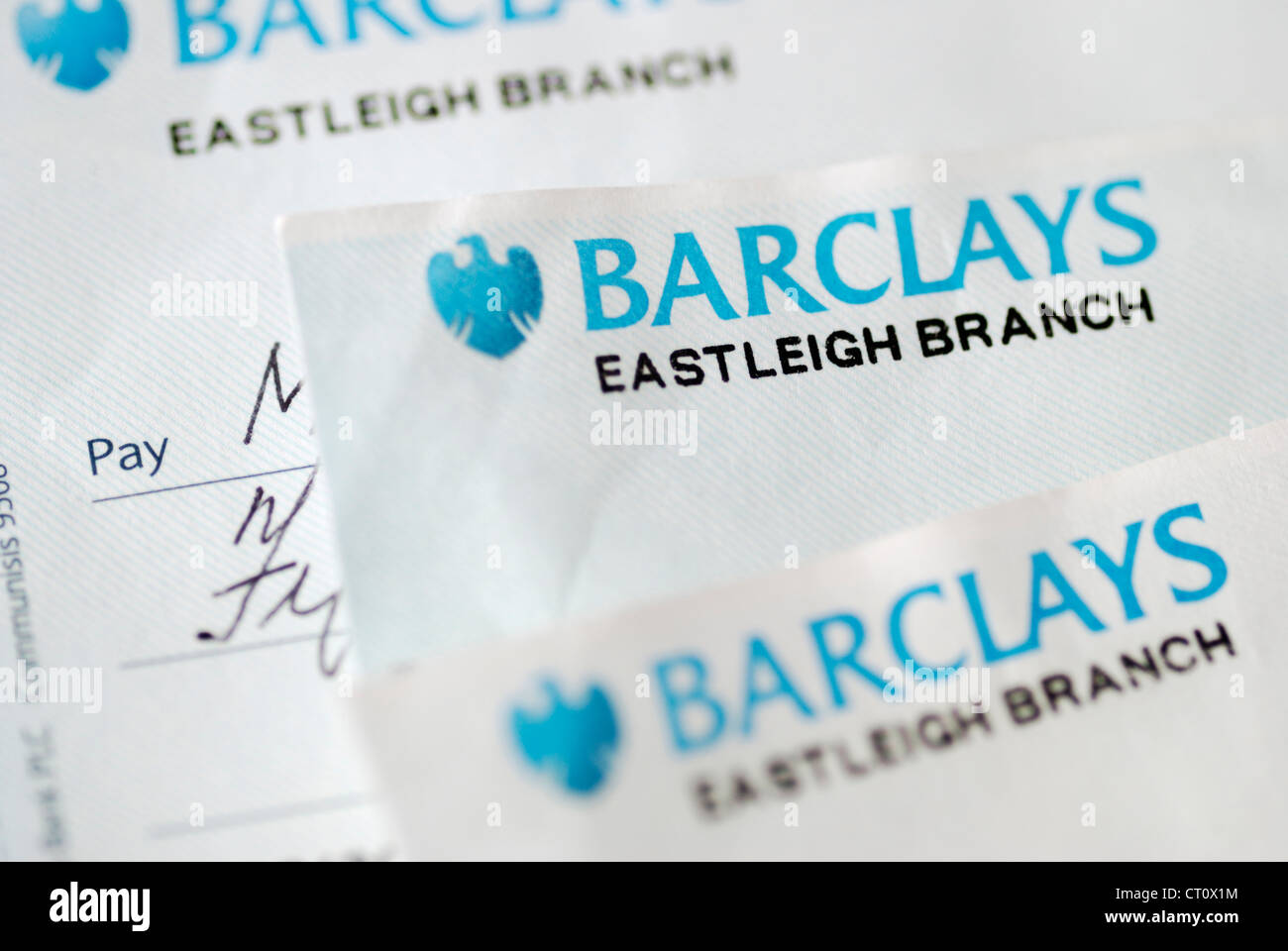 Plusieurs vieux chèques Barclays Bank Banque D'Images