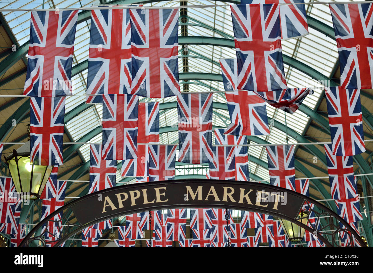 Drapeaux Union Jack dans l'ancien édifice du marché de Covent Garden, Londres, UK Banque D'Images