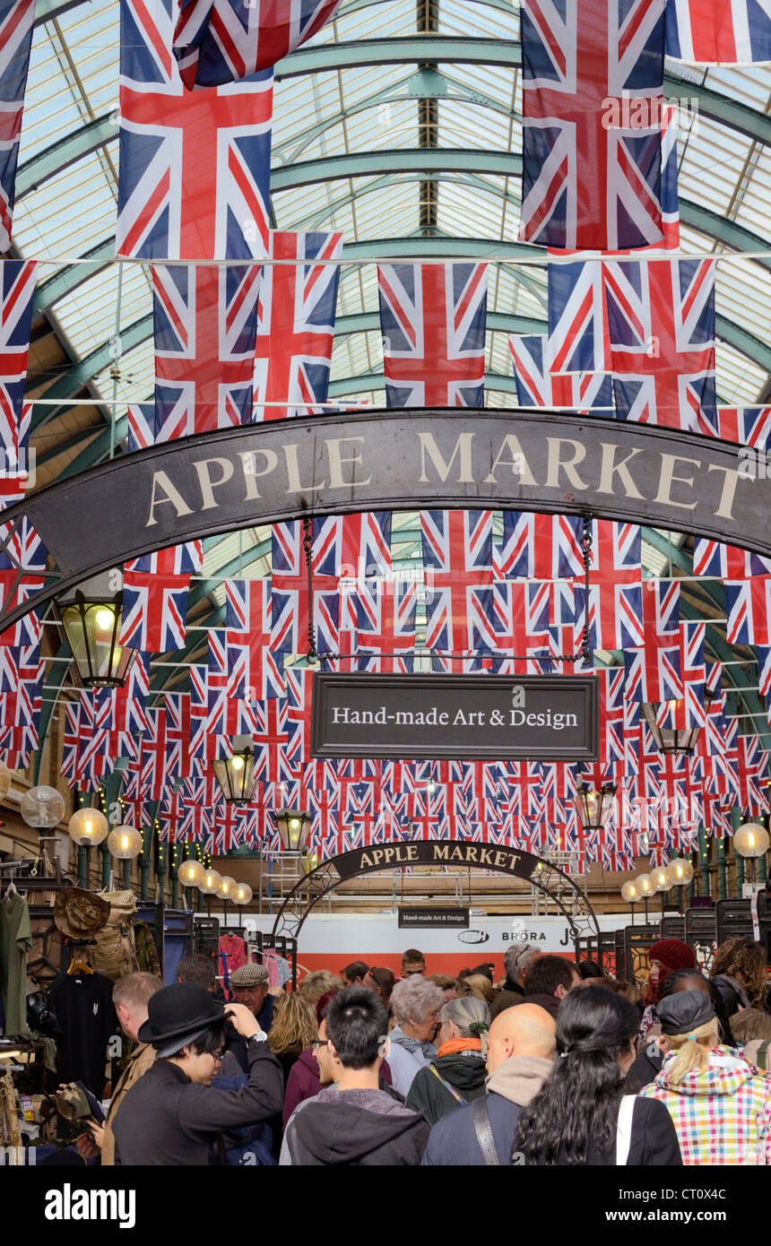 Drapeaux Union Jack dans le 'Apple' du marché de l'art faites à la main et de conception, le marché de Covent Garden, London, UK Banque D'Images