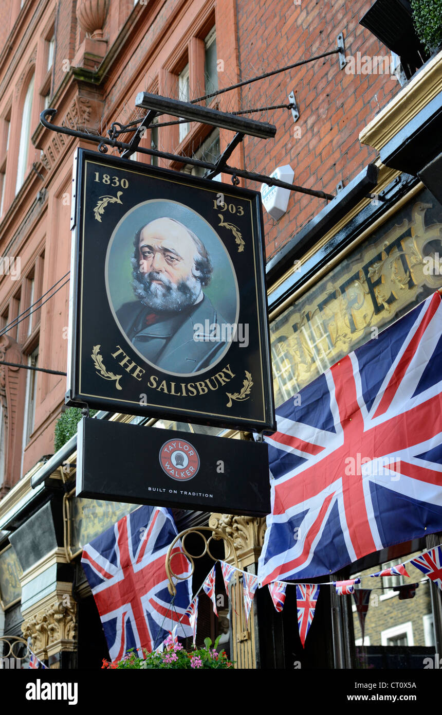 Drapeaux Union Jack britannique en dehors de la pub de Salisbury à St Martin's Lane, London, UK Banque D'Images