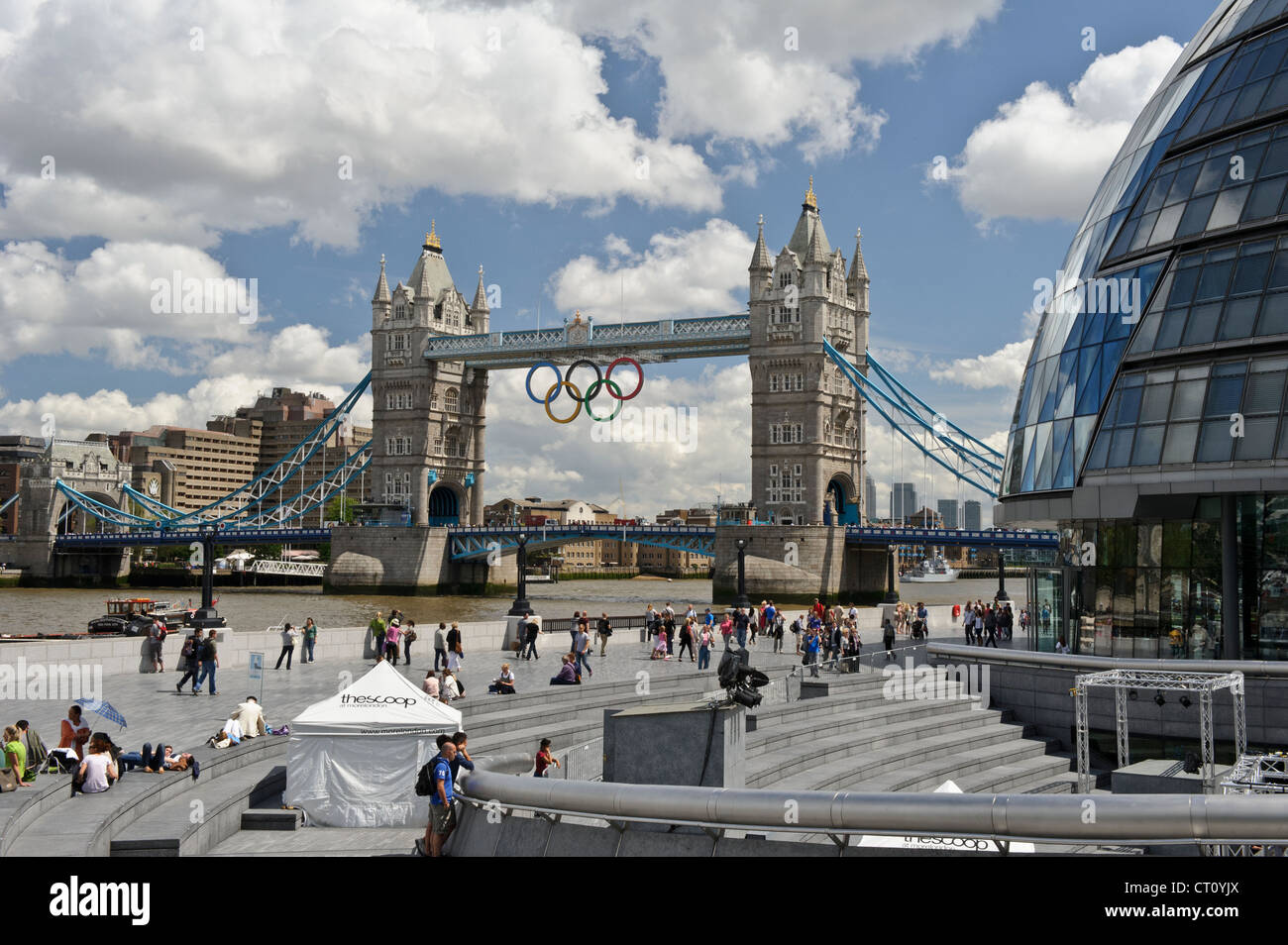 L'Hôtel de ville de Londres et du Tower Bridge, Londres, Angleterre, Royaume-Uni. Banque D'Images