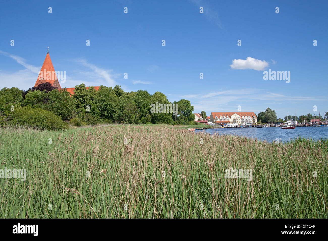 L'église et de l'harbour, Kirchdorf, près de l'île de Poel, Wismar, Schleswig-Holstein, Allemagne Banque D'Images