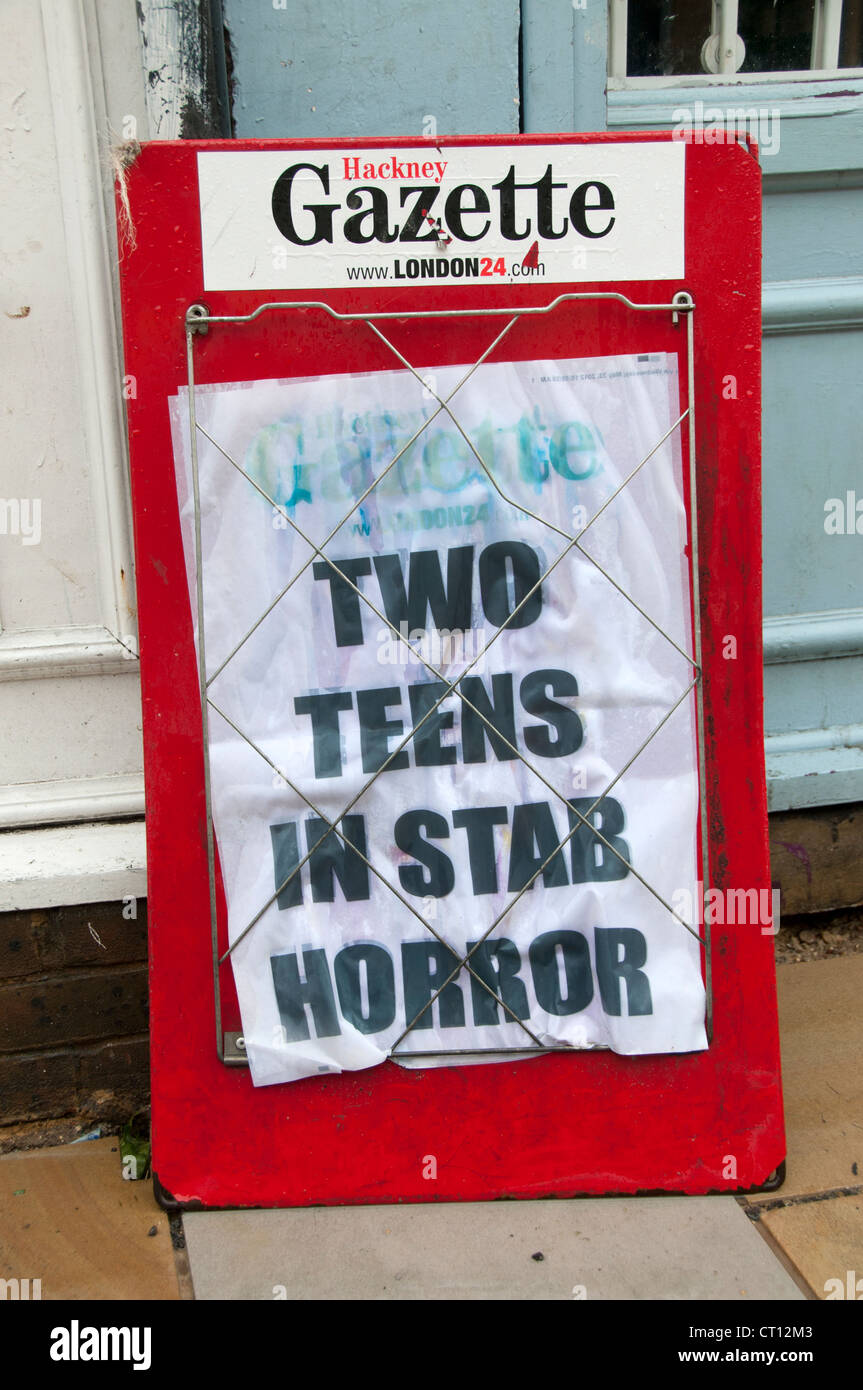 Gros Titre de journal de Hackney Gazette du Canada disant deux adolescents de Stab Horror Banque D'Images
