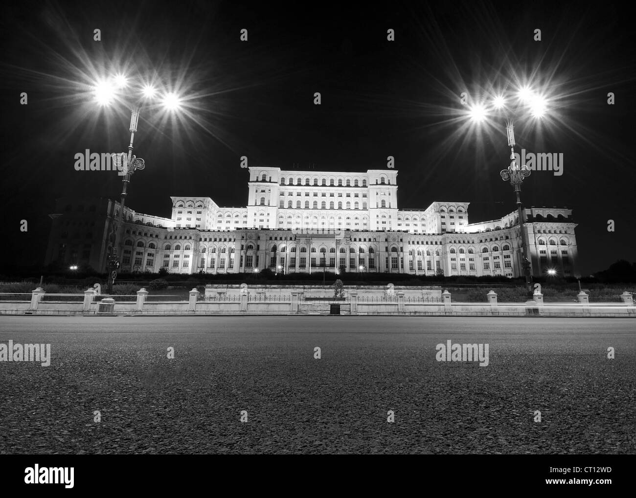 Vue de nuit sur l'avant de l'édifice du parlement à Bucarest, Roumanie Banque D'Images