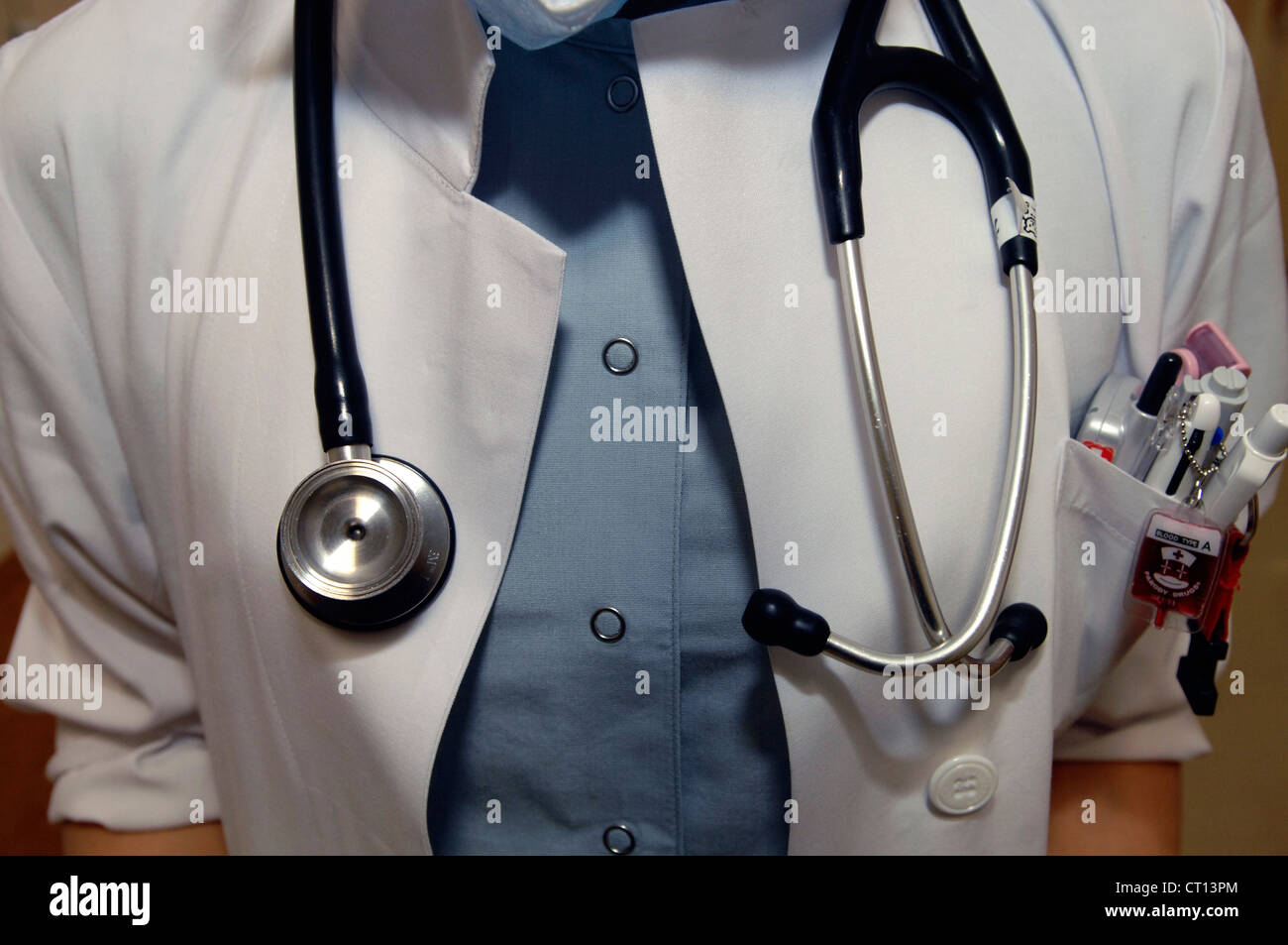 Un médecin, avec un stéthoscope autour du cou. Banque D'Images