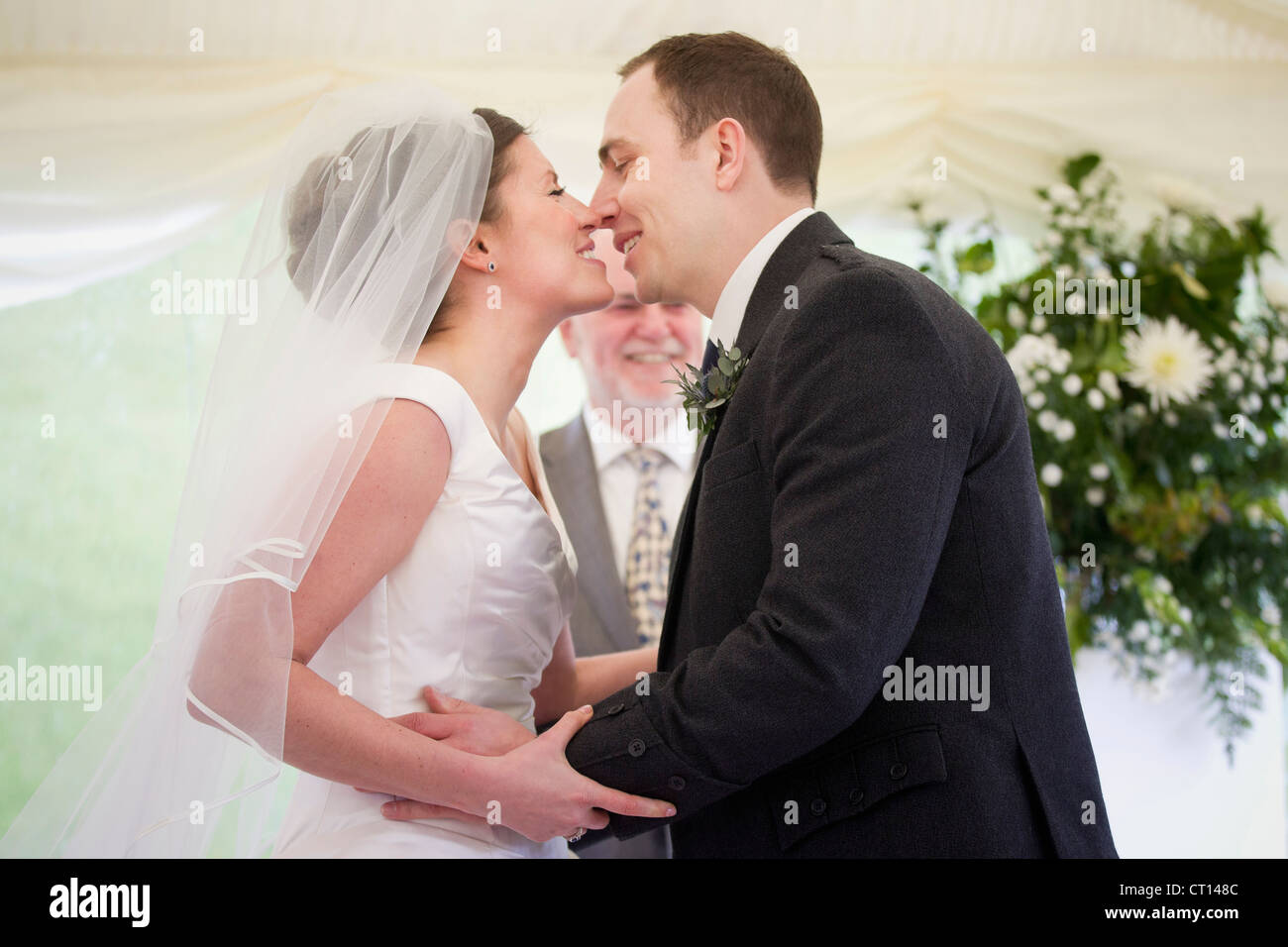 Newlywed couple kissing in wedding Banque D'Images