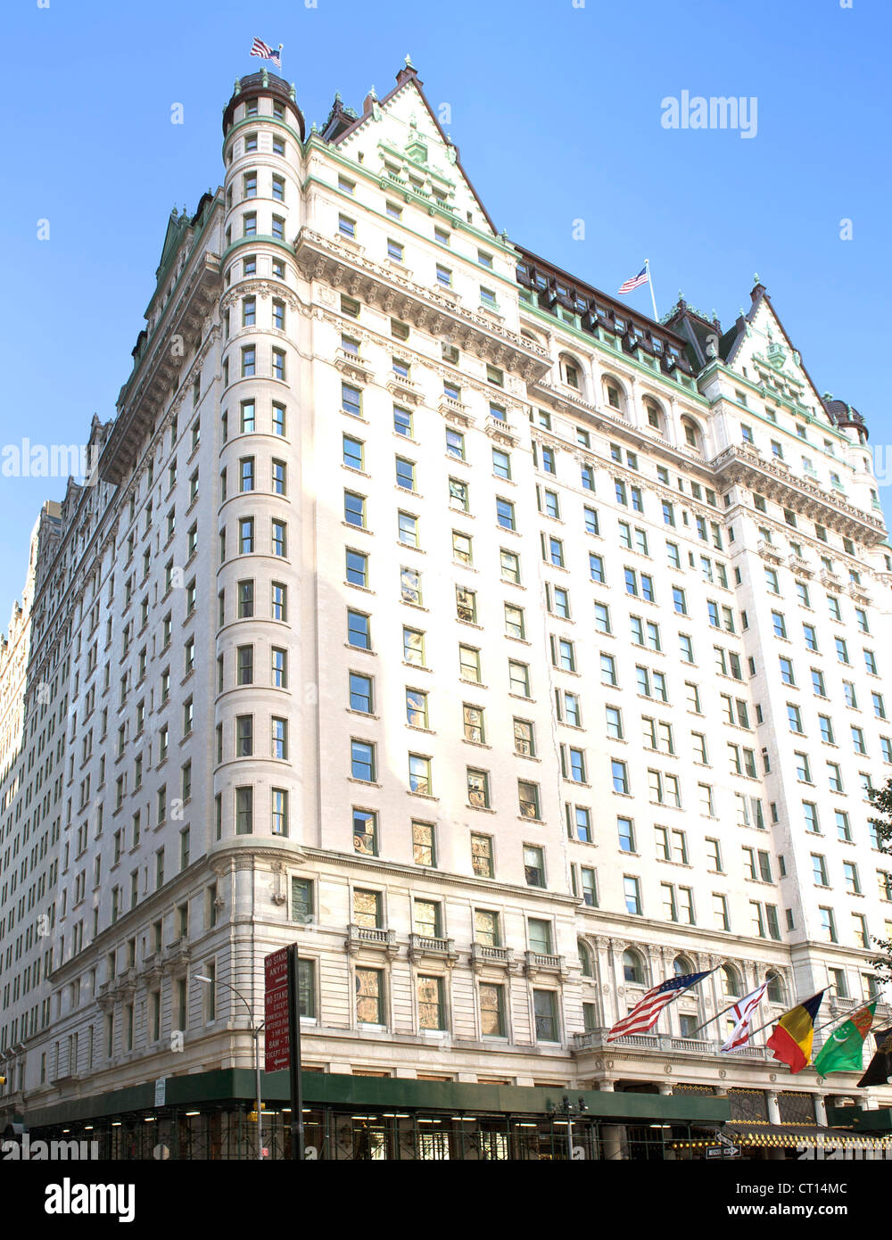 Le Plaza Hotel à l'angle de Central Park et de la Cinquième Avenue à Manhattan, New York, USA. Banque D'Images