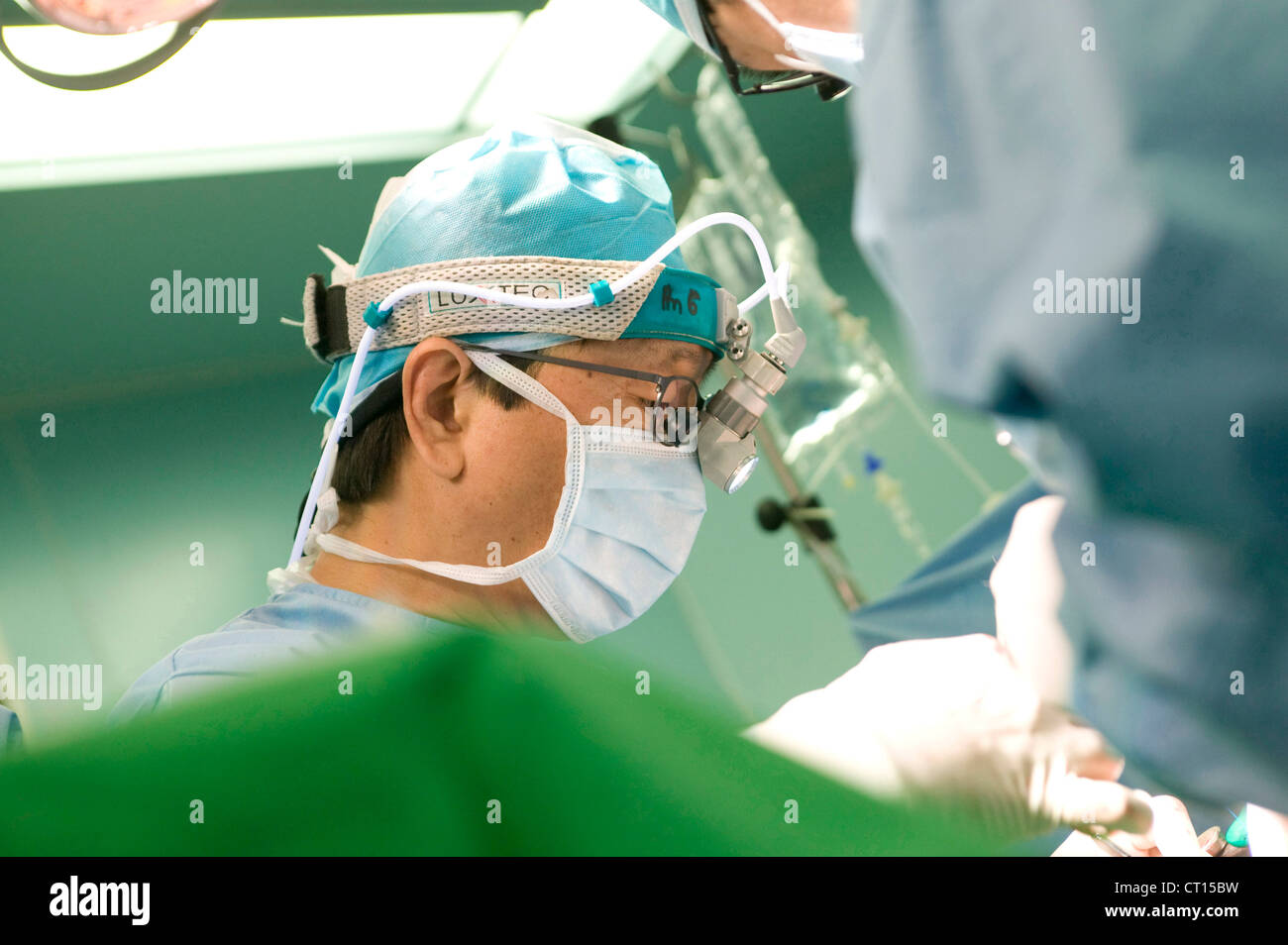 Un gros plan d'un chirurgien travaillant au cours d'une greffe du foie. Banque D'Images