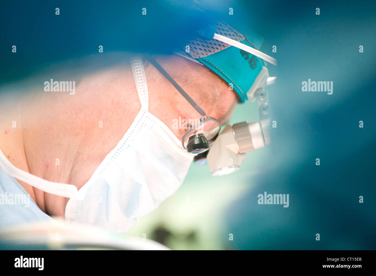 Un gros plan d'un chirurgien au travail. Banque D'Images