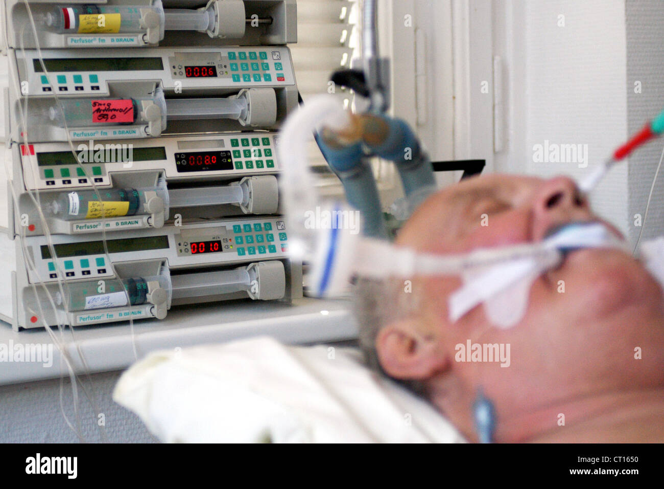 Un coma artificiel en soins intensifs Photo Stock - Alamy