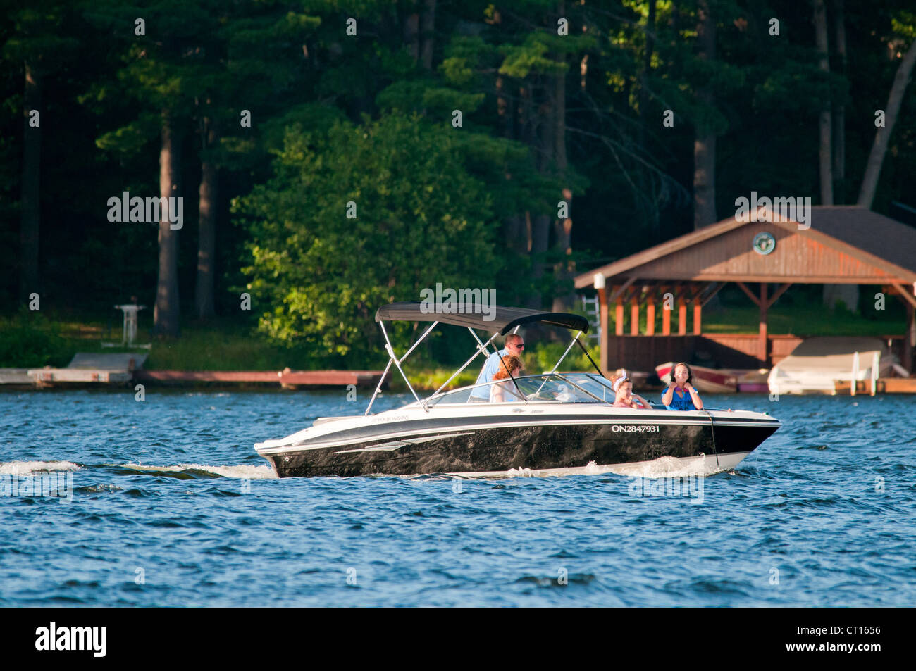 Famille heureuse sur un bateau à moteur Banque D'Images