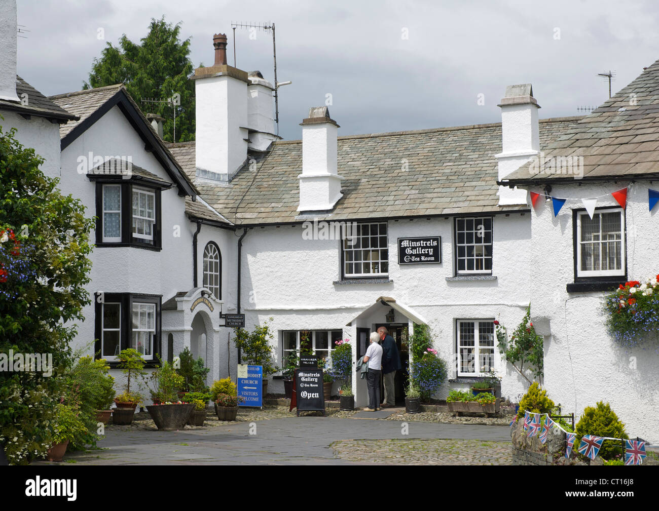 Couple hors menu, café dans le village de Hawkshead, Parc National de Lake District, Cumbria, Angleterre, Royaume-Uni Banque D'Images