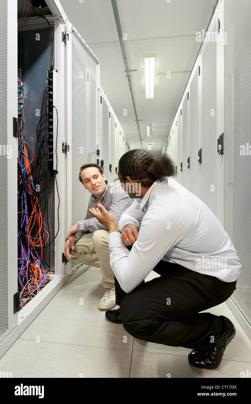 Hommes d'examiner les fils dans server Banque D'Images