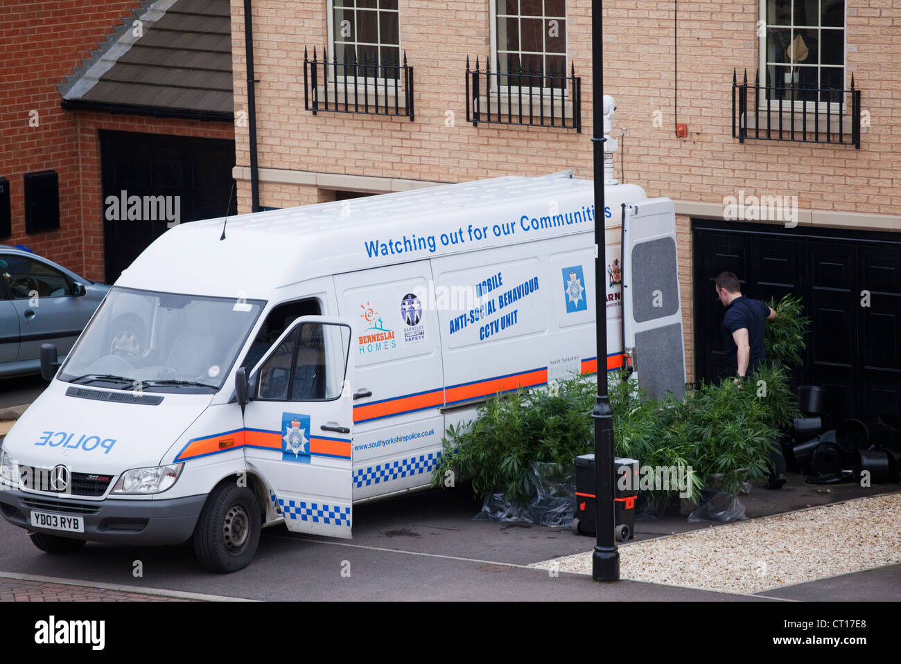 Descente de police dans les plantes de cannabis de plus en plus house Banque D'Images