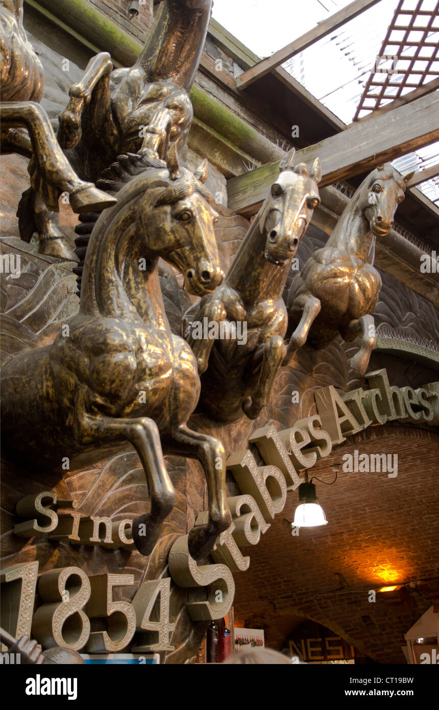 Signe pour d'équitation Arches marché avec des sculptures de chevaux, Camden, London Banque D'Images