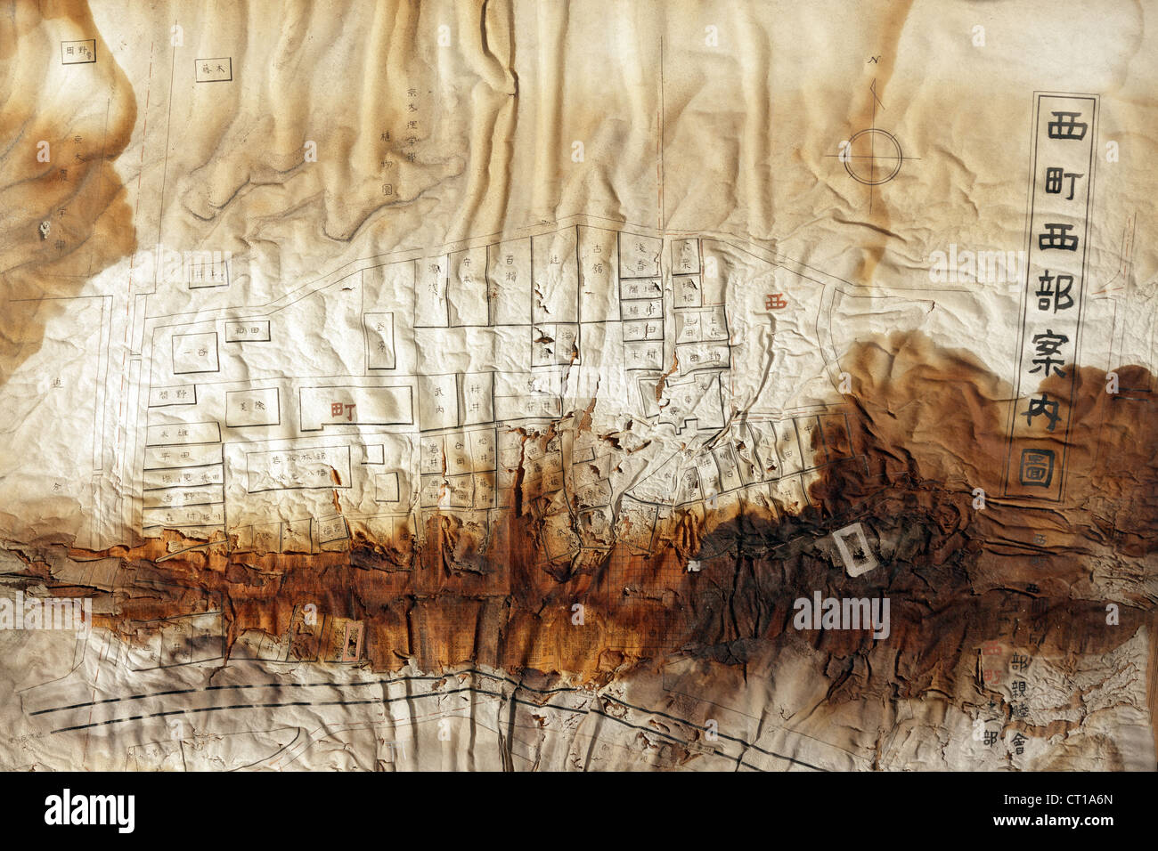 Plan de la ville très papier endommagé avec kanji japonais Banque D'Images