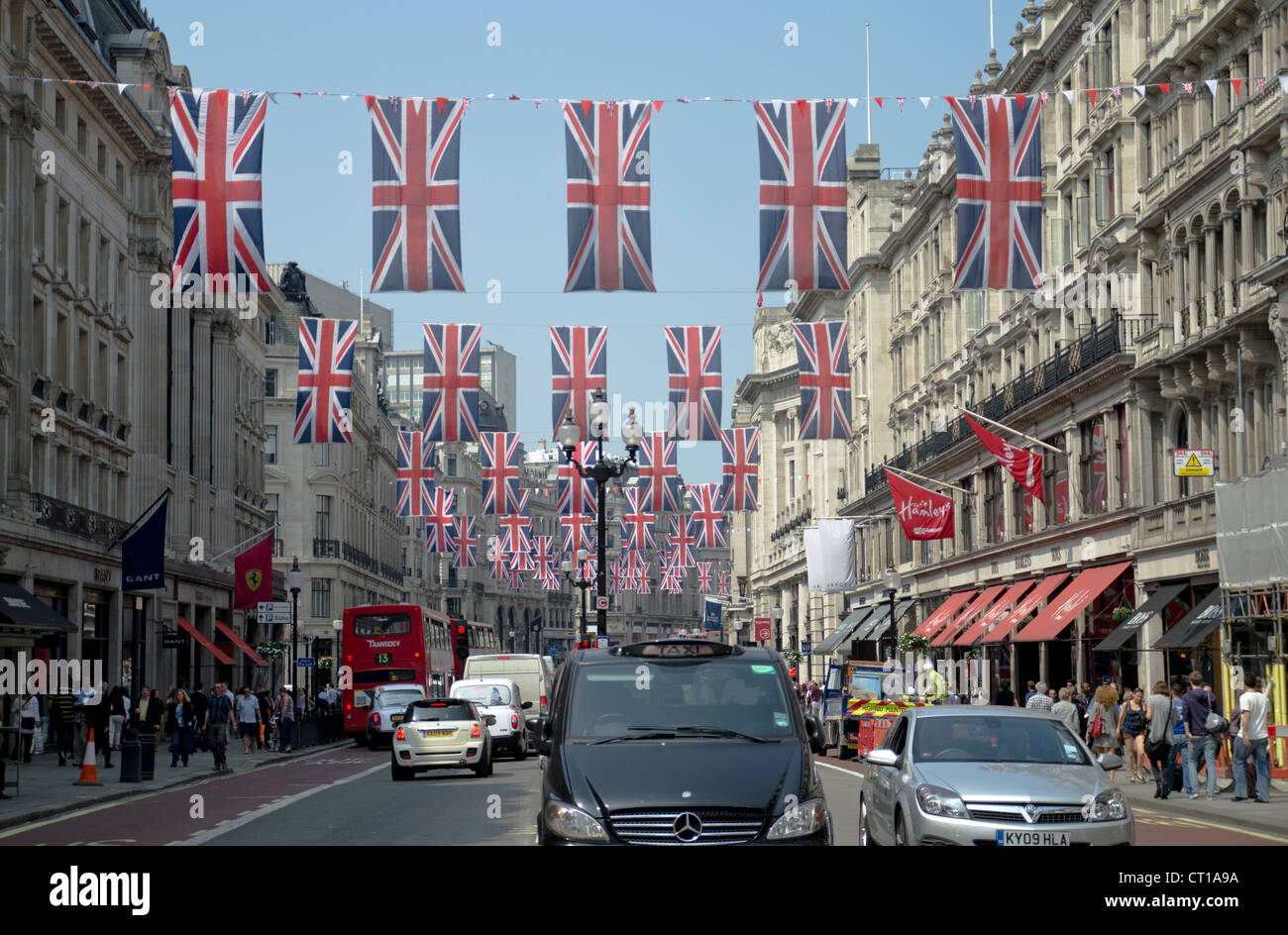 Drapeaux Union Jack survolant Regents Street, Londres Banque D'Images