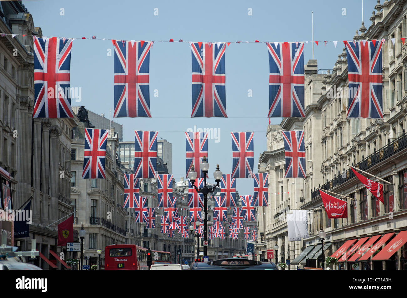 Drapeaux Union Jack survolant Regents Street, Londres Banque D'Images