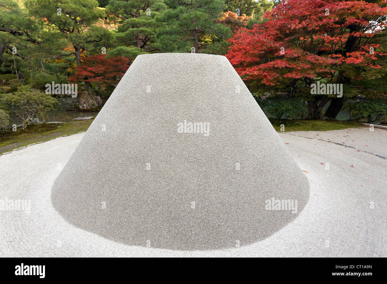 Sable jardin zen tour appelée Kogetsudai, représentant le mont Fuji, Kyoto, Japon Banque D'Images