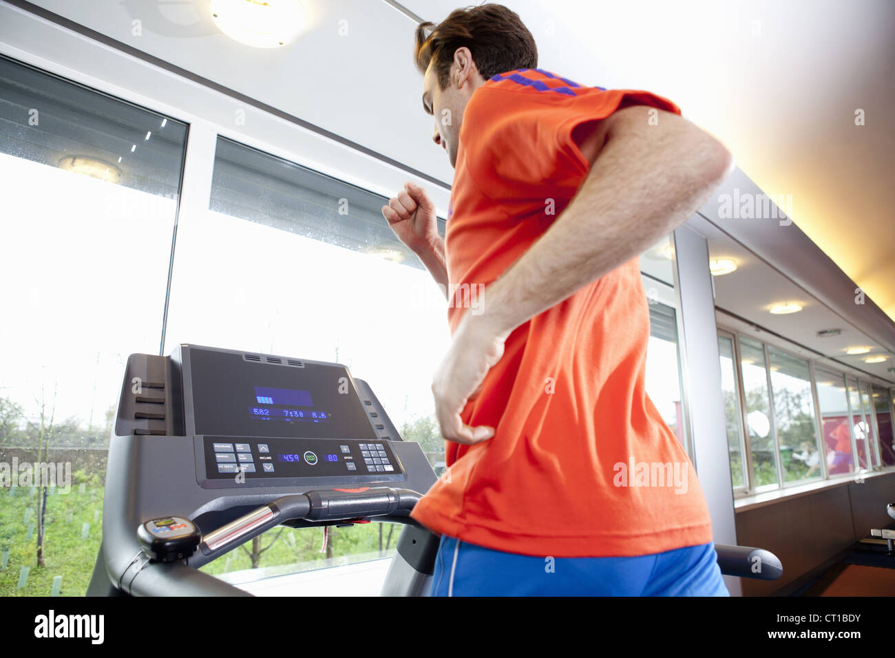 Man running on treadmill in gym Banque D'Images