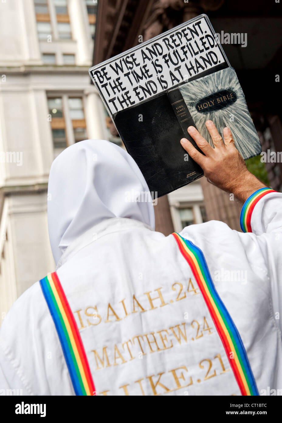 L'homme masqué la prédication avec une bible ouverte à Manhattan, New York, USA. Banque D'Images