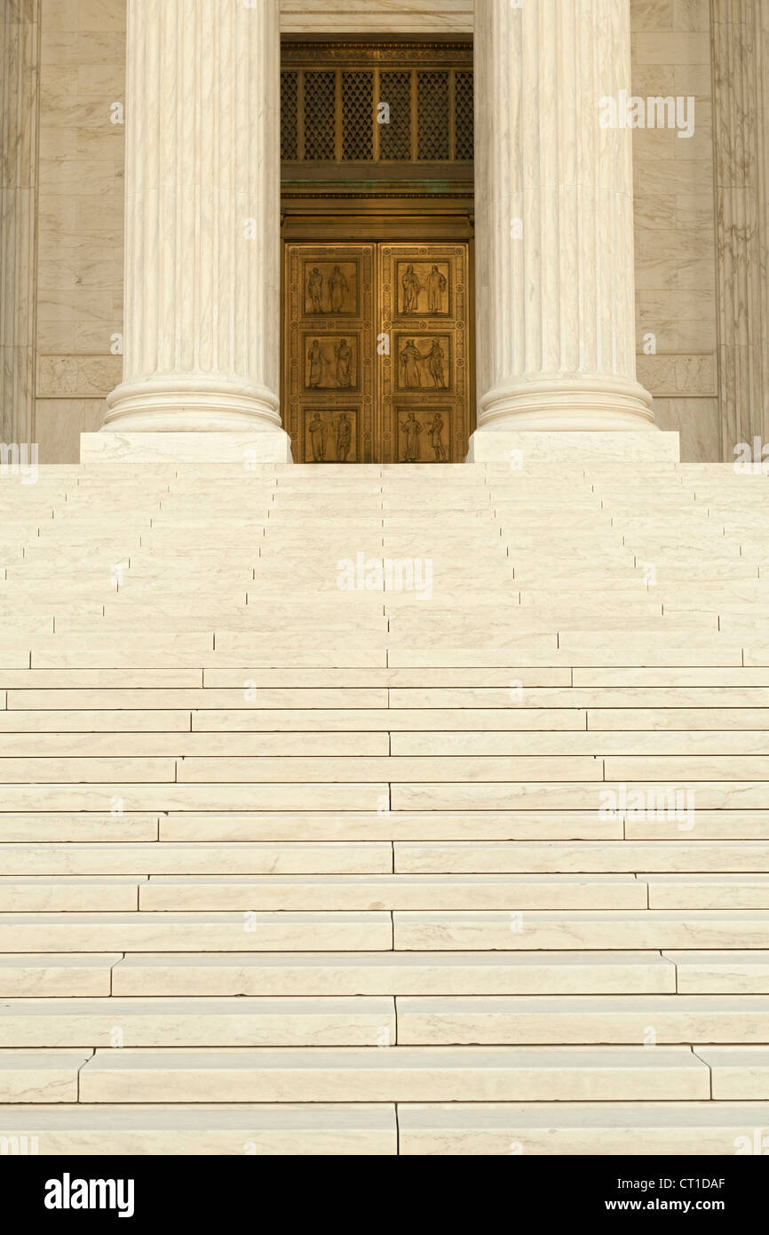 Étapes et colonnes de l'Édifice de la Cour suprême des Etats-Unis à Washington DC, USA. Banque D'Images
