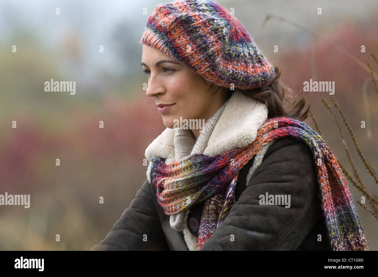 Femme portant bonnet et écharpe en tricot Photo Stock - Alamy