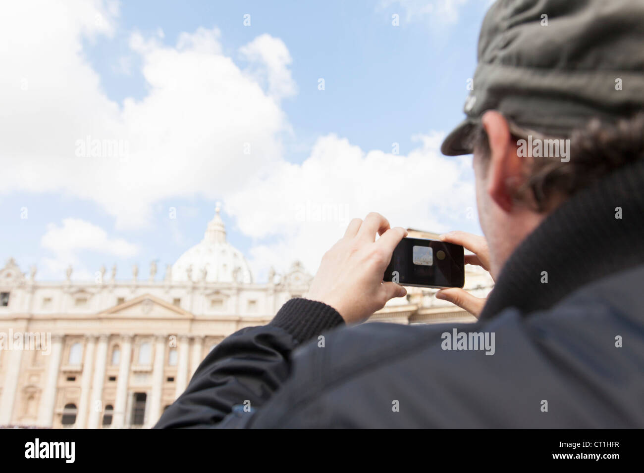 Man taking picture of ornate building Banque D'Images