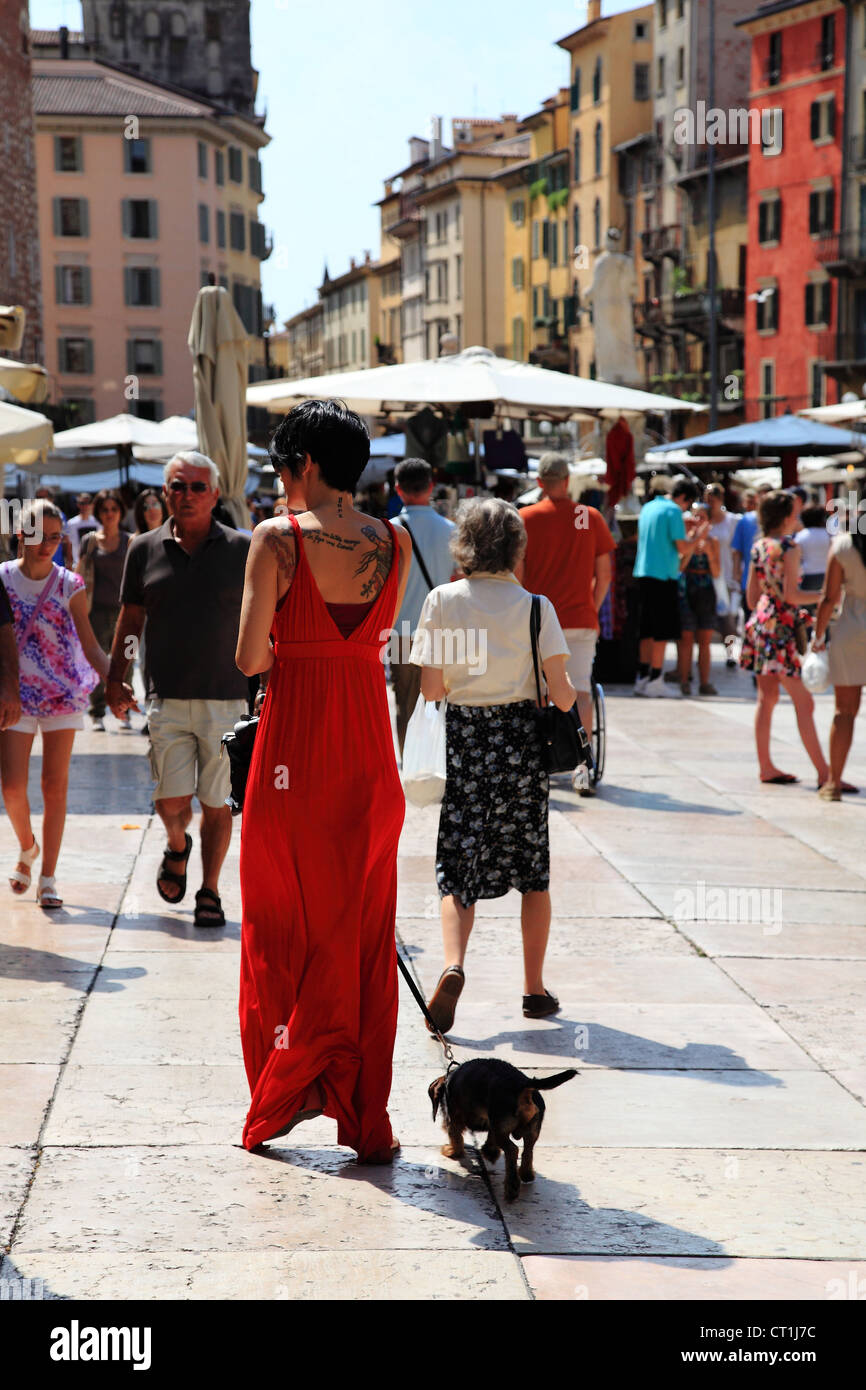 Femme avec un chien à la Piazza Erbe, Vérone, Italie Banque D'Images