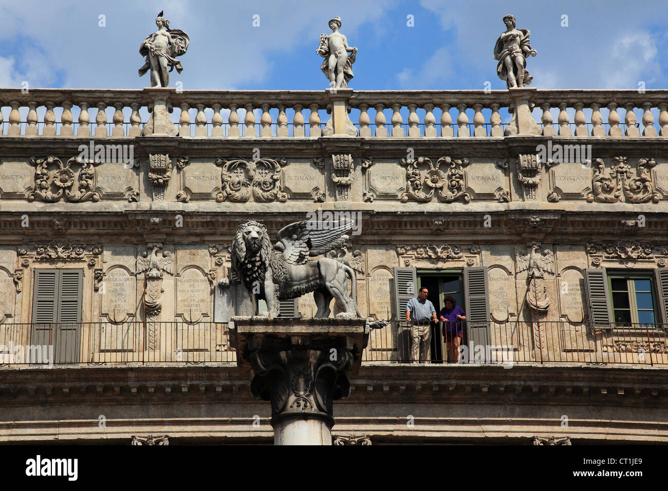 Balcon sur la Piazza Erbe, Vérone, Italie Banque D'Images