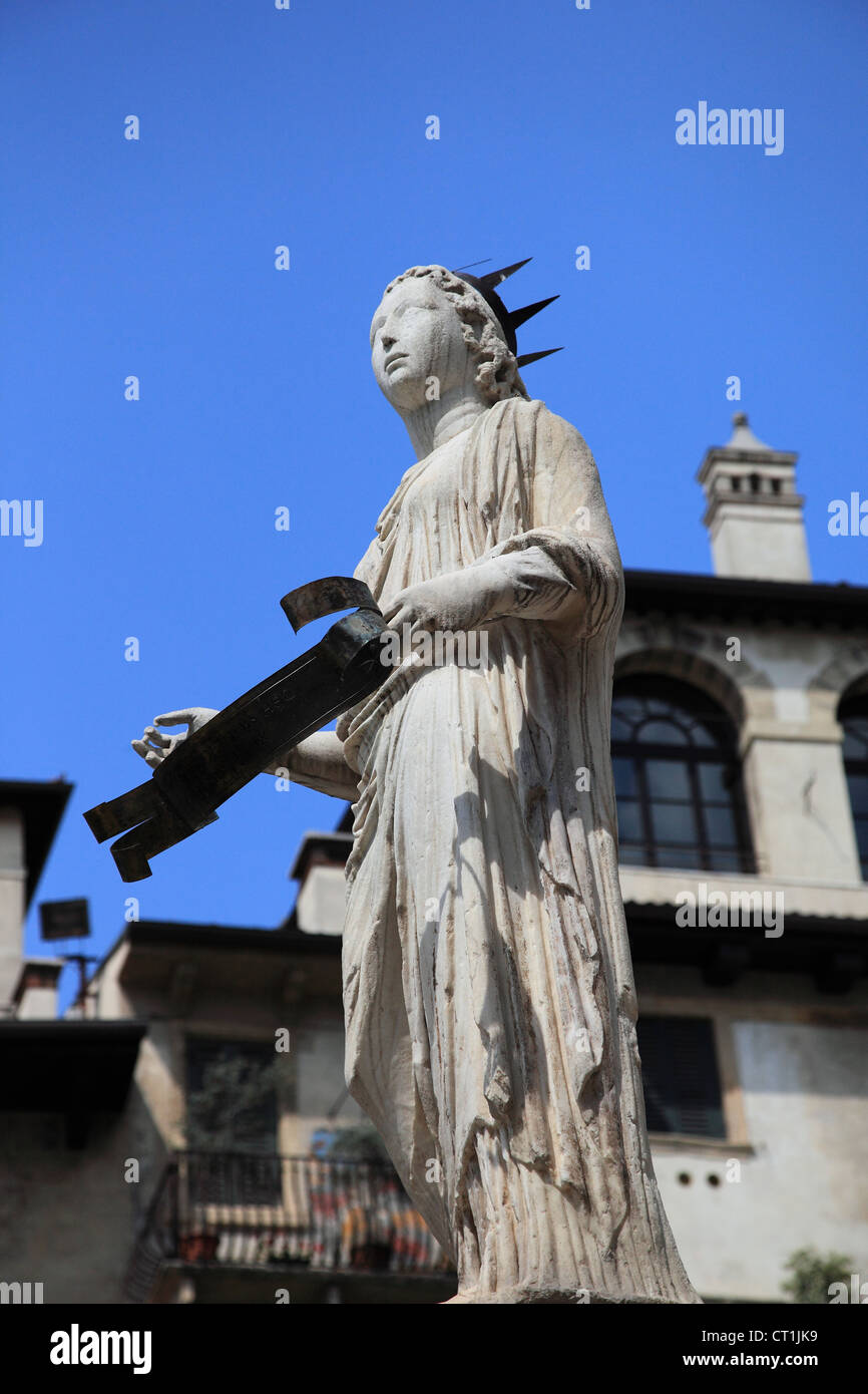 Fontaine sur la Piazza Erbe, Vérone, Italie Banque D'Images