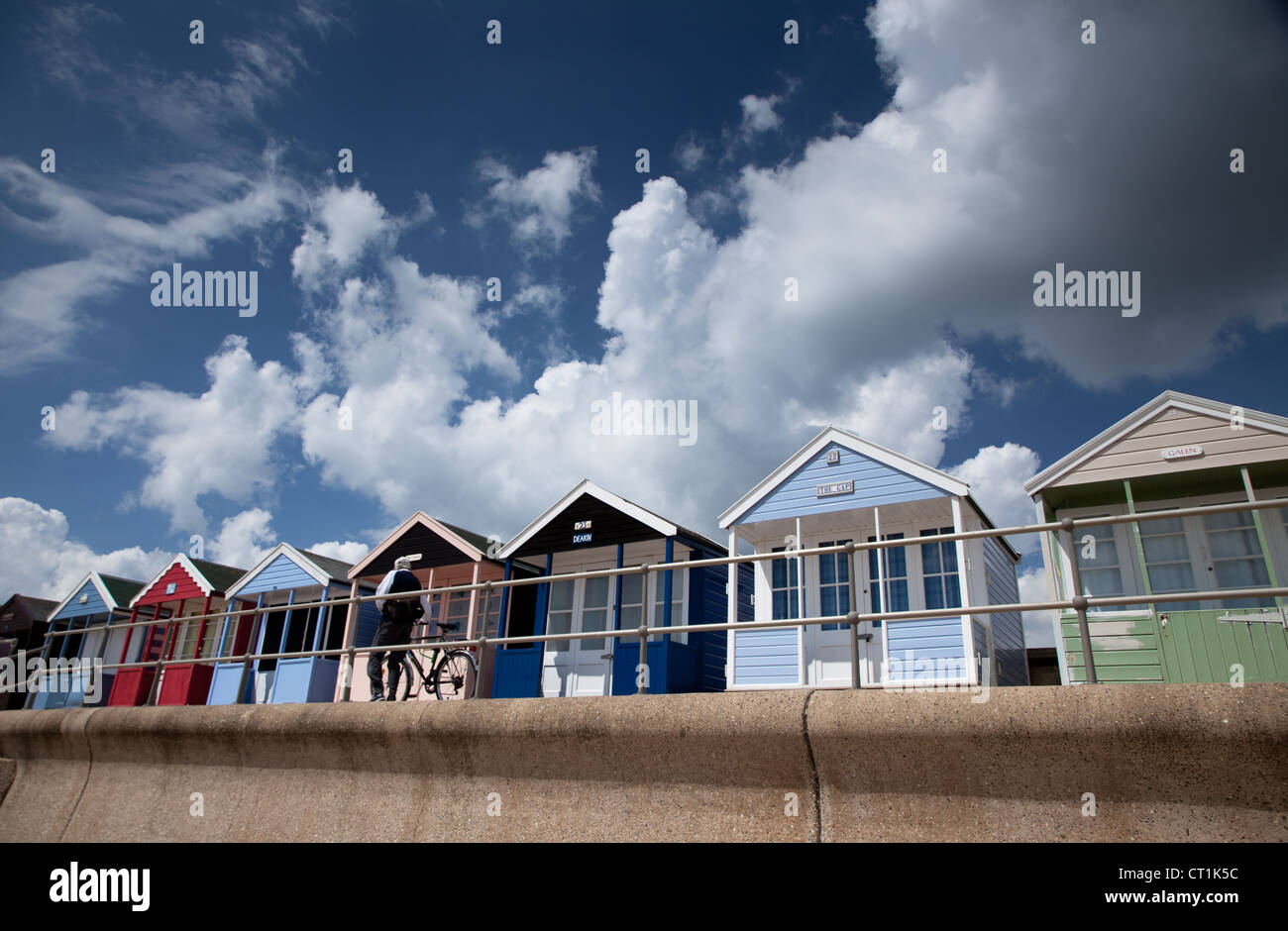 Cabines de plage colorées en été dans la région de Suffolk Banque D'Images