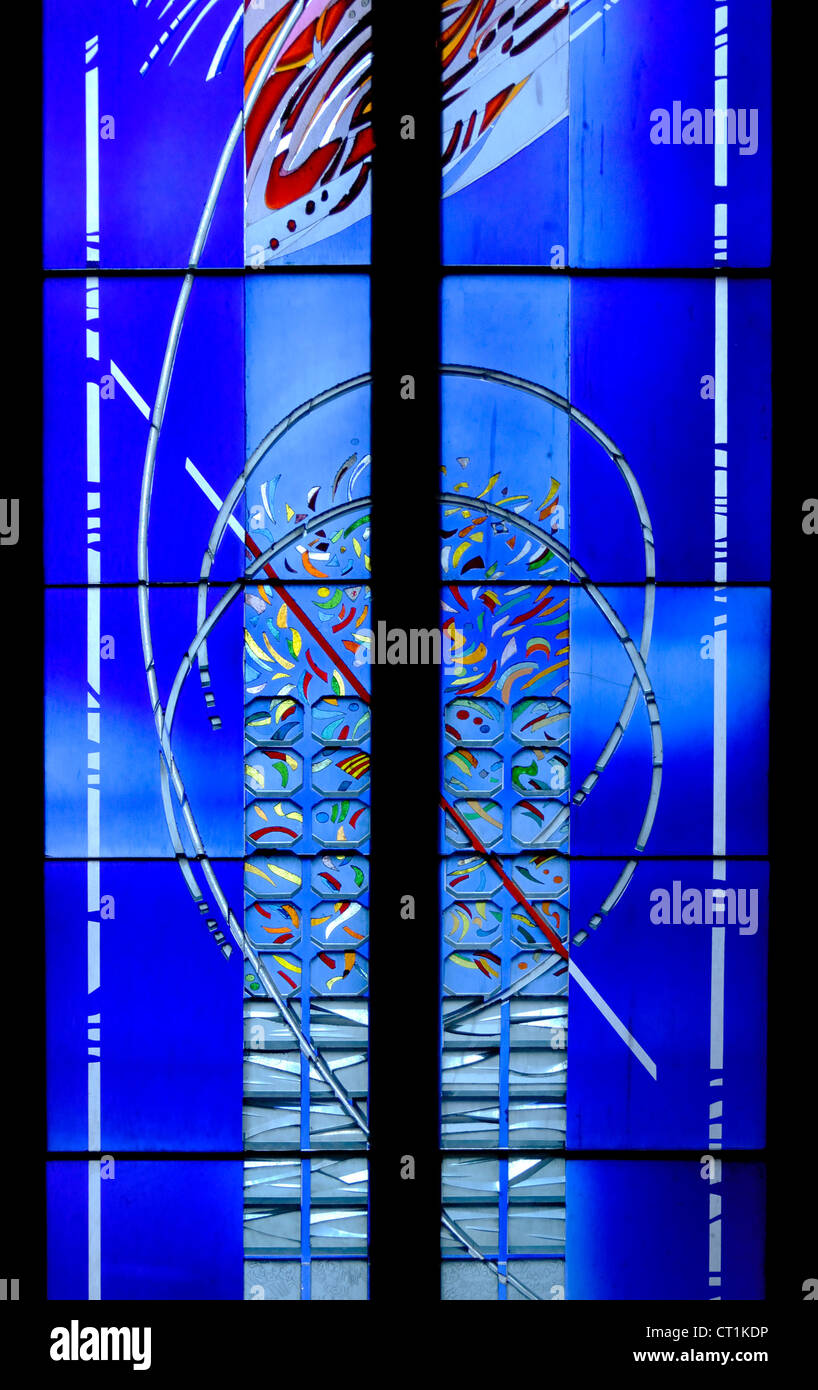 Barcelone, Espagne. Église de Santa Maria del Mar (14thC) vitrail moderne Banque D'Images