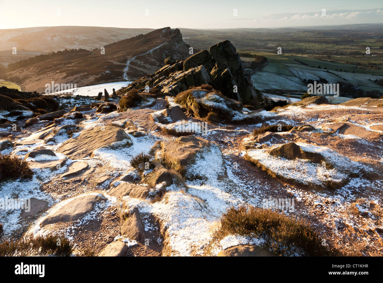 Les blattes et Hen Cloud, Grit stone Rock Ridge, Peak District, Staffordshire, Angleterre, Royaume-Uni Banque D'Images