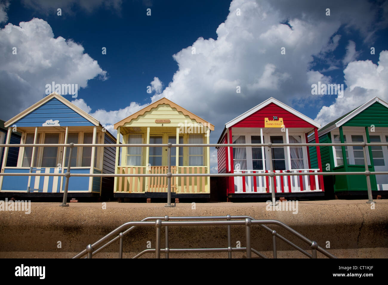 Cabines de plage colorées en été dans la région de Suffolk Banque D'Images