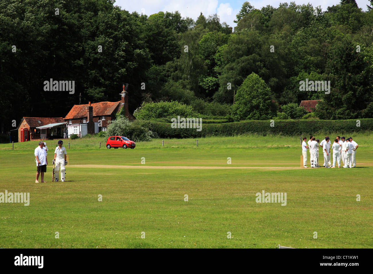 L'équipe de cricket sur Hambledon Village Green Hills à Surrey, Surrey, Angleterre Banque D'Images