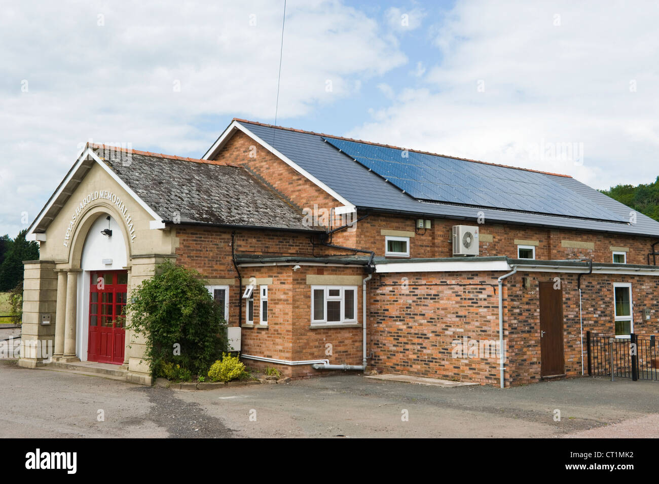 Des panneaux solaires sur le toit de la salle du Souvenir dans le village de Ewyas Harold Herefordshire Angleterre UK Banque D'Images