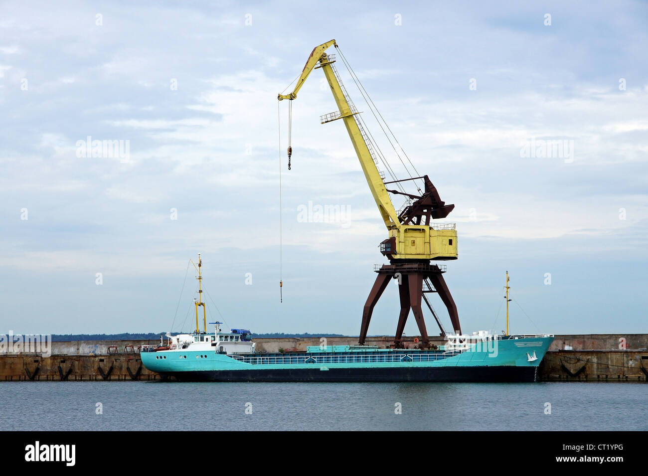 Le cargoship et la grue sur un fond du ciel Banque D'Images