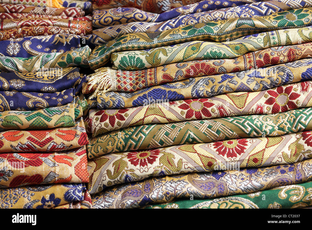 Pile de tissu coloré thai en boutique, Thaïlande Banque D'Images