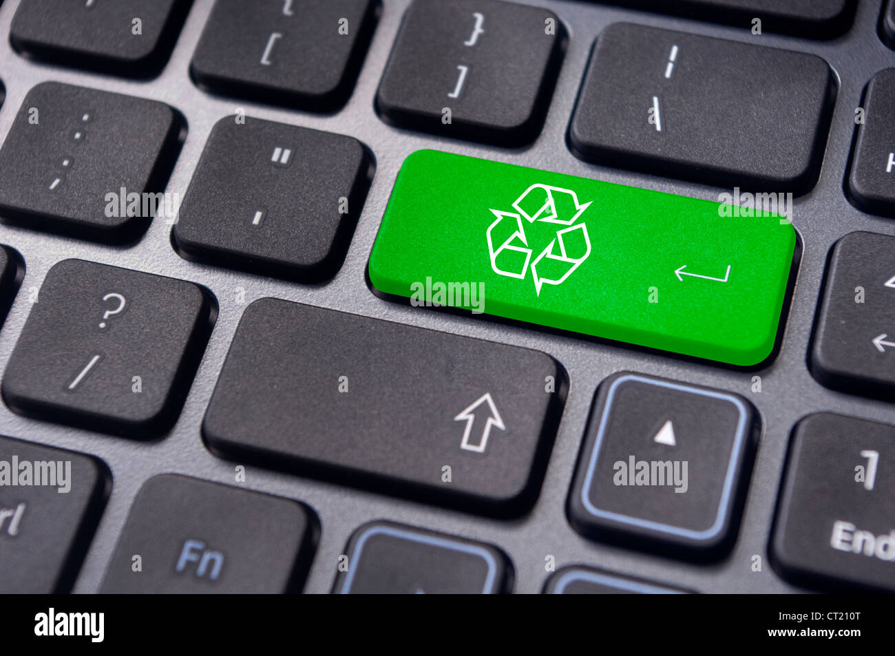 Concepts de recyclage, avec un message sur la touche Entrée du clavier. Banque D'Images